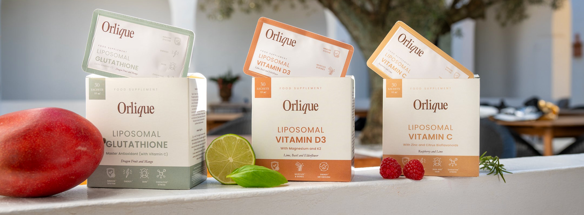 Tre Orlique liposomale kosttilskud i æsker og breve med frugt og grønt